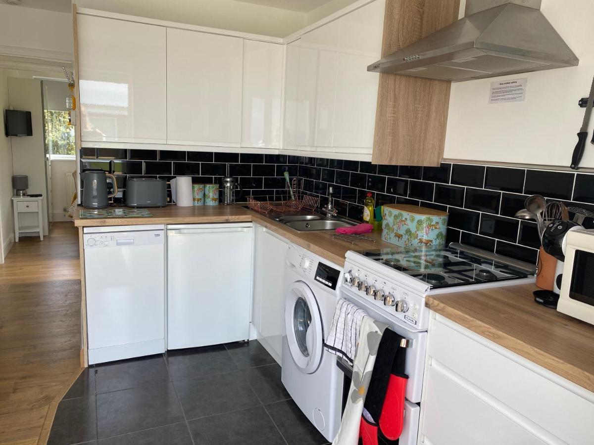 פרשווטר Seaview Self-Catering Coastal Bungalow In Rural West Wight מראה חיצוני תמונה