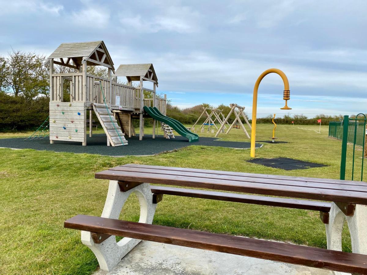 פרשווטר Seaview Self-Catering Coastal Bungalow In Rural West Wight מראה חיצוני תמונה
